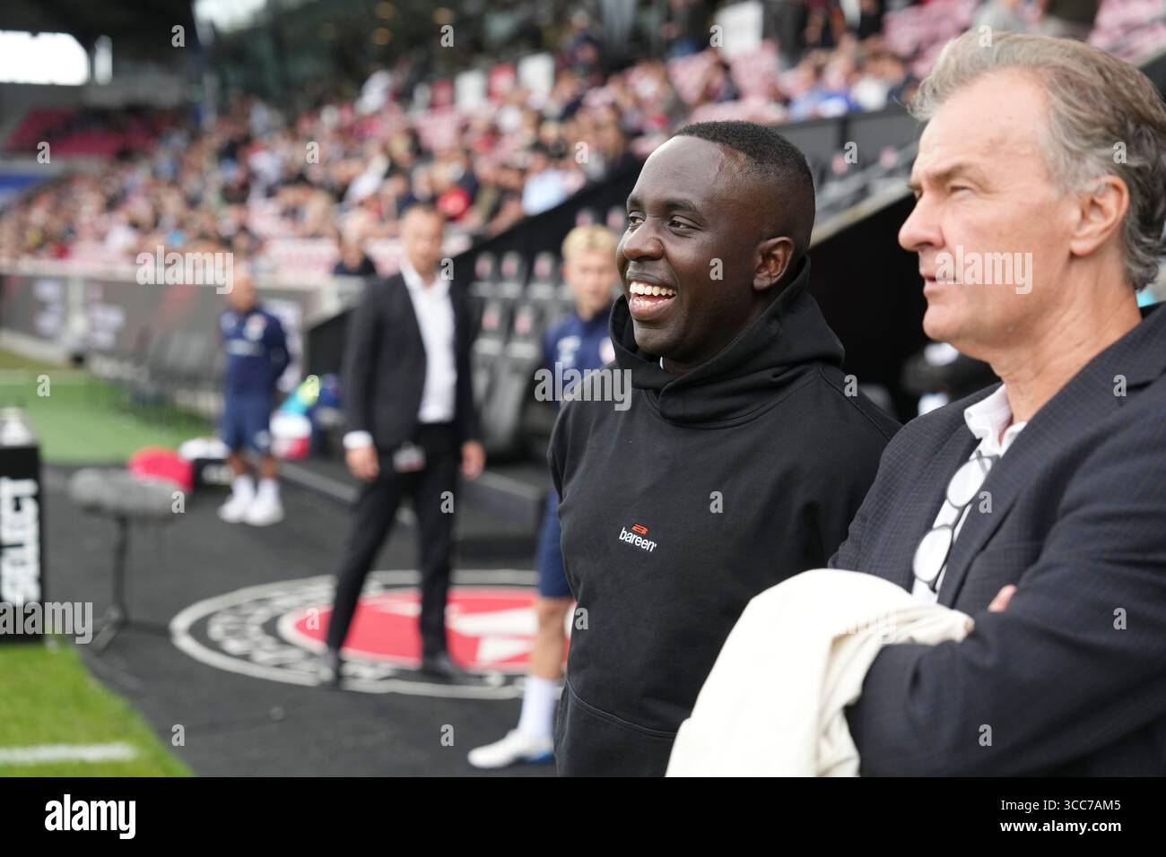 Herning, Danimarca. 10 agosto 2025. Il membro del Consiglio di amministrazione di Fredericia Melvin Kakooza con il direttore Stig Pedersen durante il Superliga match tra FC Midtjylland e FC Fredericia alla MCH Arena di Herning domenica 10 agosto 2025. (Foto: Claus Fisker /Ritzau Scanpix) credito: Ritzau/Alamy Live News Foto Stock