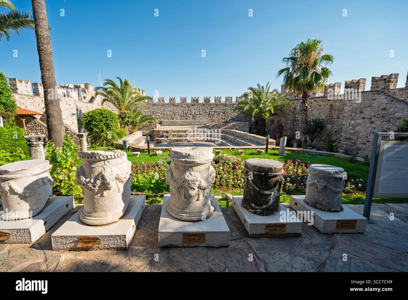 Marmaris, Turchia - 9 luglio 2025: Vista generale del cortile del Museo del Castello di Marmaris Foto Stock