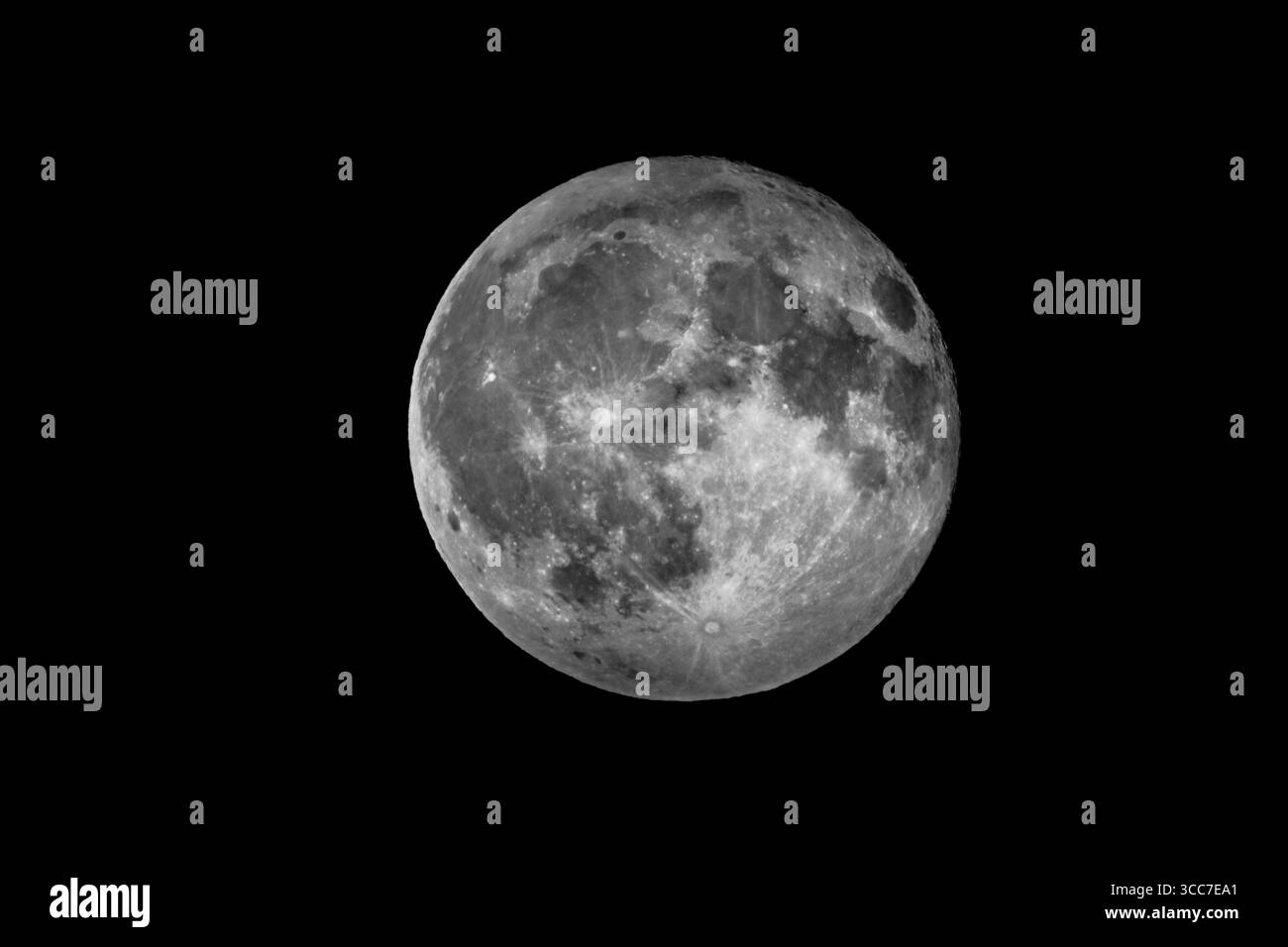 Luna piena bianca e nera, Luna, con crateri dettagliati contro il cielo scuro Foto Stock