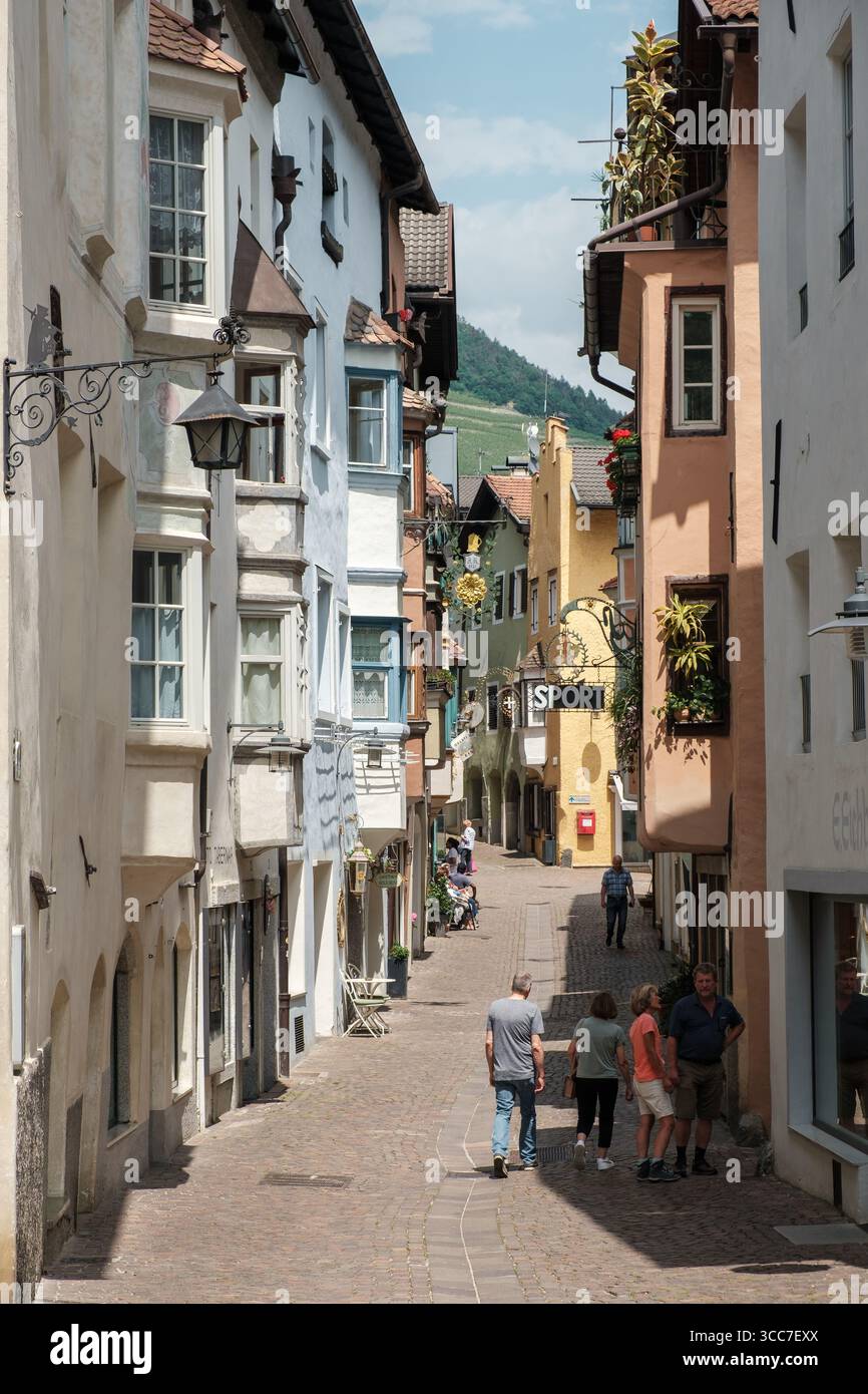Varie persone in un vecchio vicolo del centro storico di chiusa in Italia. Foto Stock
