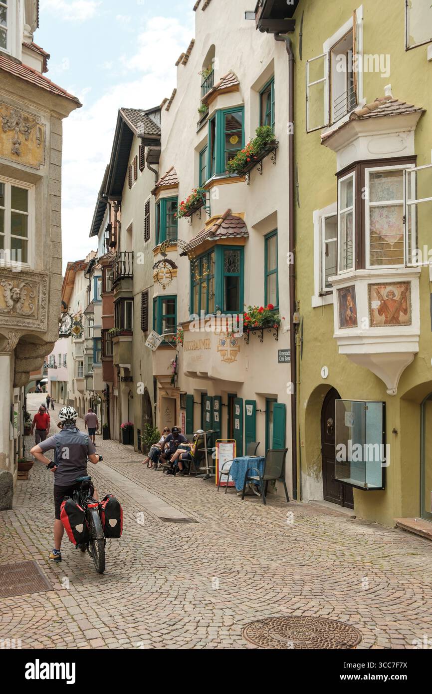 Varie persone in un vecchio vicolo del centro storico di chiusa in Italia. Foto Stock
