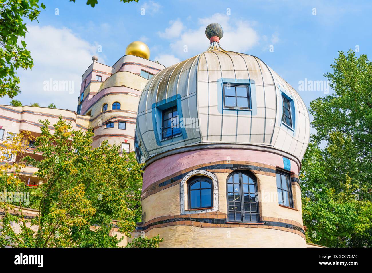Vista ravvicinata delle caratteristiche architettoniche uniche del complesso residenziale Waldspirale, evidenziando la sua facciata colorata e gli stravaganti elementi di design. Foto Stock