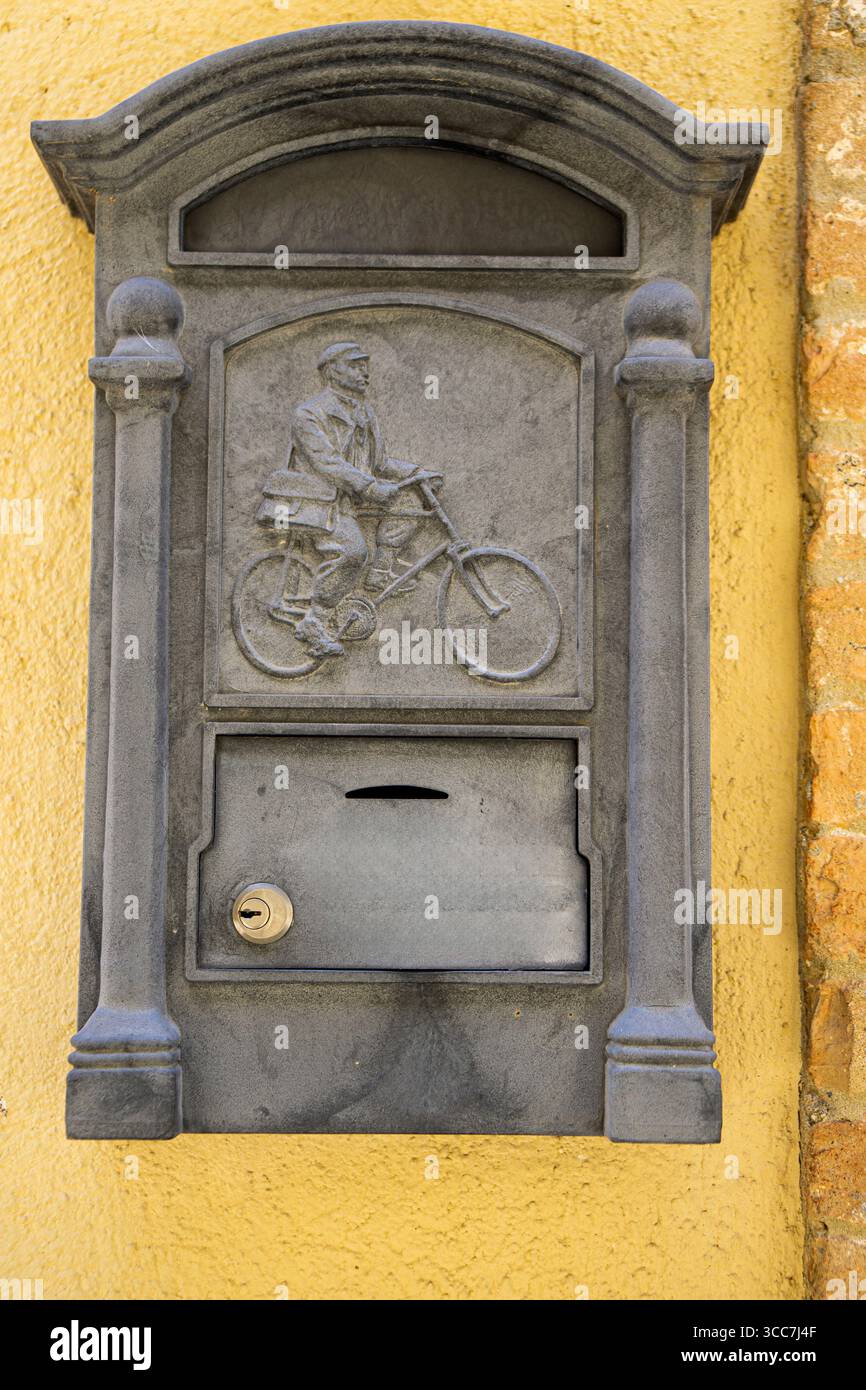 Un'affascinante mailing box in Toscana Italia Foto Stock