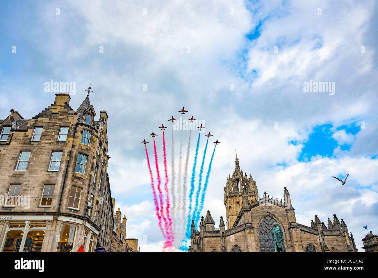 Le frecce rosse sorvolano la cattedrale di St. Gilles su High Street, Edimburgo. Una mostra per il Royal Edinburgh Military Tattoo. Foto Stock