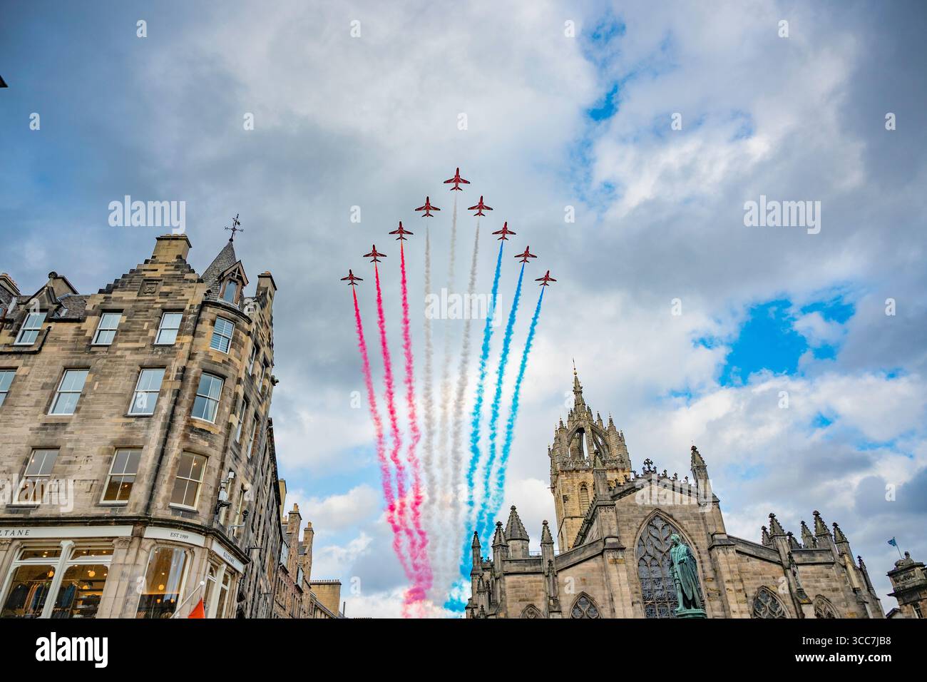 Le frecce rosse sorvolano la cattedrale di St. Gilles su High Street, Edimburgo. Una mostra per il Royal Edinburgh Military Tattoo. Foto Stock
