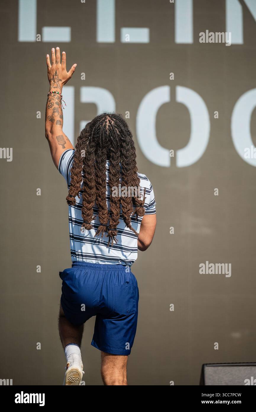 Newquay, Cornovaglia, Regno Unito. 10 agosto 2025. Polemica e impegno Bob Vylan al duo Punk rap Boardmasters 2025 Bob Vylan si esibisce al Boardmasters Festival di Newquay domenica 10 agosto, nonostante le intense reazioni pubbliche e le polemiche politiche che circondano la loro recente apparizione a Glastonbury. Crediti: Cornwall News Images/Alamy Live News Foto Stock