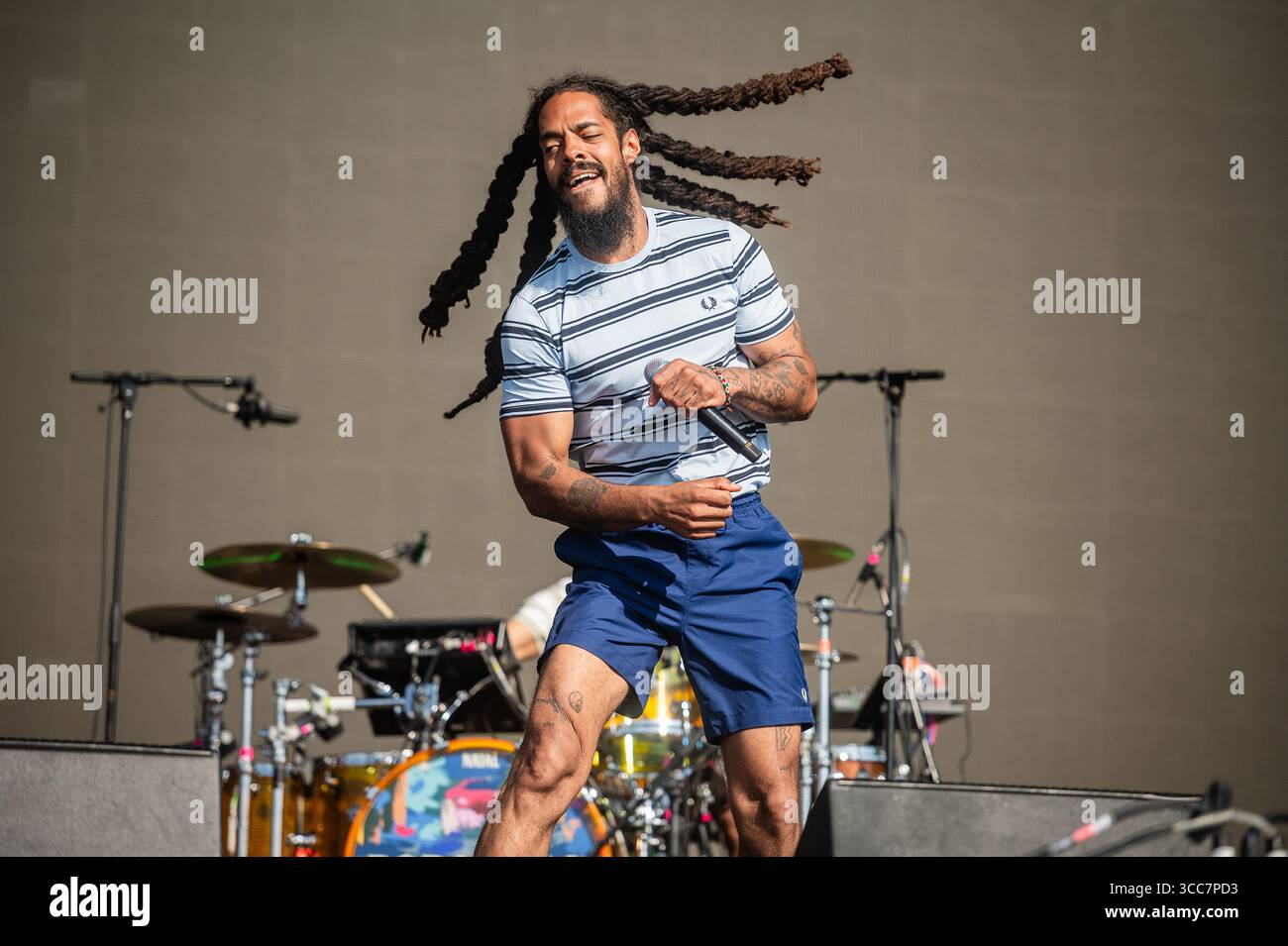 Newquay, Cornovaglia, Regno Unito. 10 agosto 2025. Polemica e impegno Bob Vylan al duo Punk rap Boardmasters 2025 Bob Vylan si esibisce al Boardmasters Festival di Newquay domenica 10 agosto, nonostante le intense reazioni pubbliche e le polemiche politiche che circondano la loro recente apparizione a Glastonbury. Crediti: Cornwall News Images/Alamy Live News Foto Stock