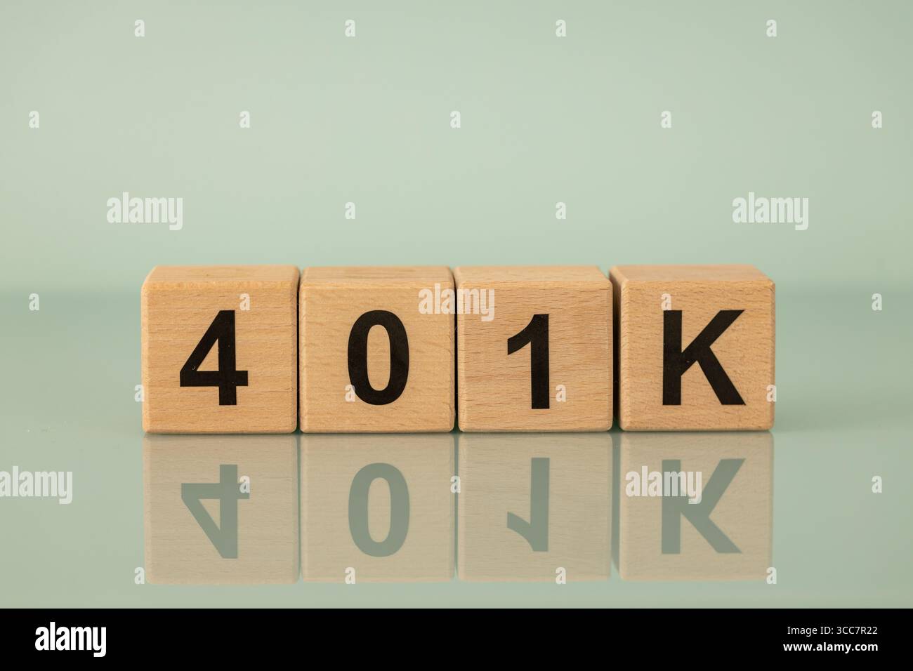 Simbolo 401K, un piano pensionistico americano per dipendenti. Concetto finanziario. Scritto su cubi di legno. Sfondo azzurro. copia spazio Foto Stock