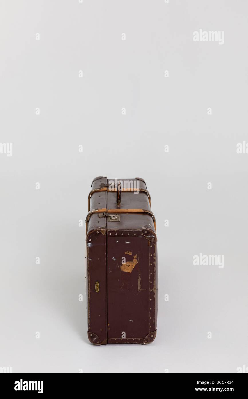 Questa elegante valigetta Vintage in pelle marrone è dotata di tracolle per una chiusura sicura e un utilizzo sicuro Foto Stock