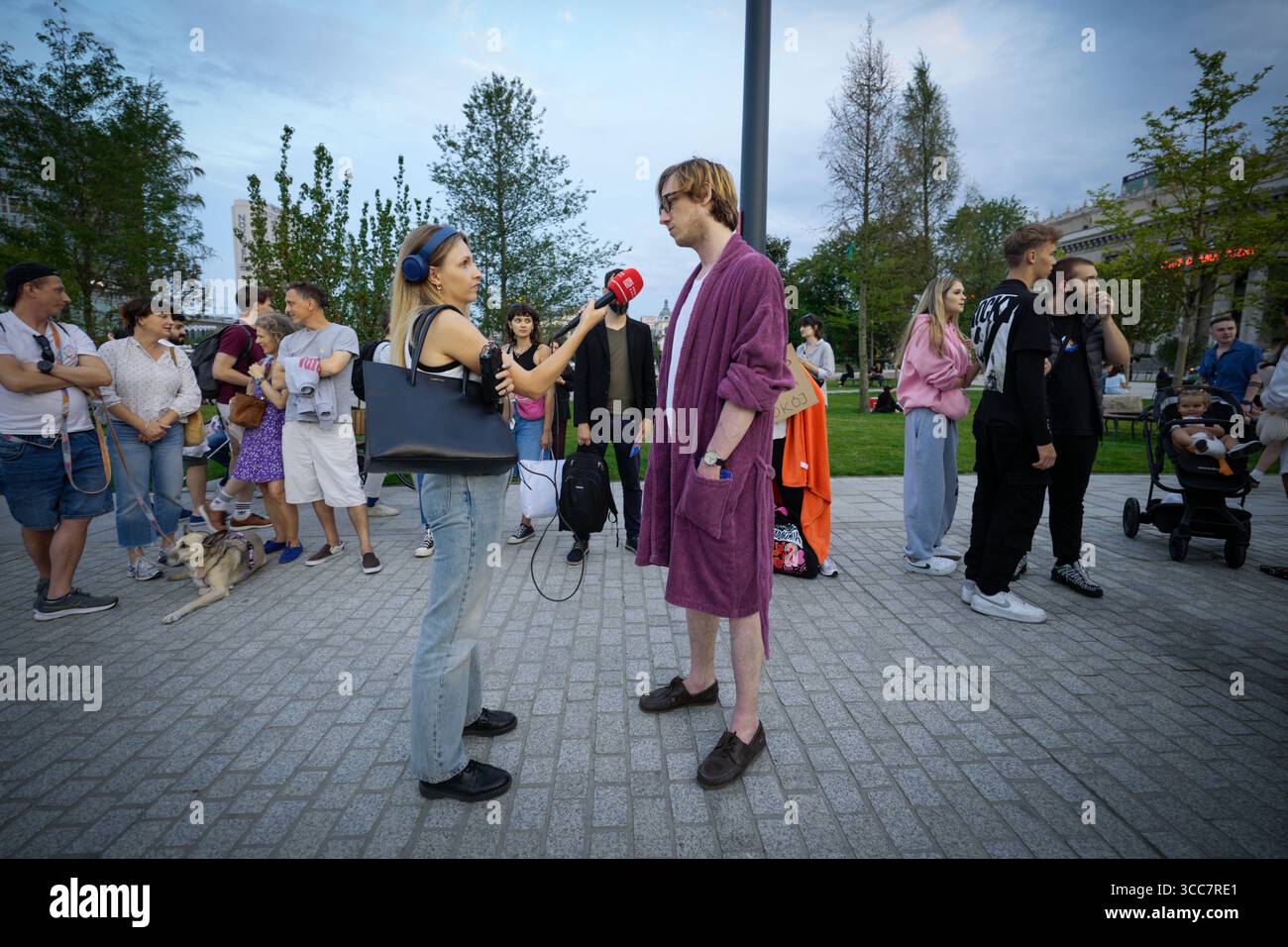 I manifestanti marciano attraverso il centro di Varsavia per protestare contro l'inquinamento acustico notturno l'8 agosto 2025. Organizzato dal gruppo civico Miasto Jest Nasze, Th Foto Stock