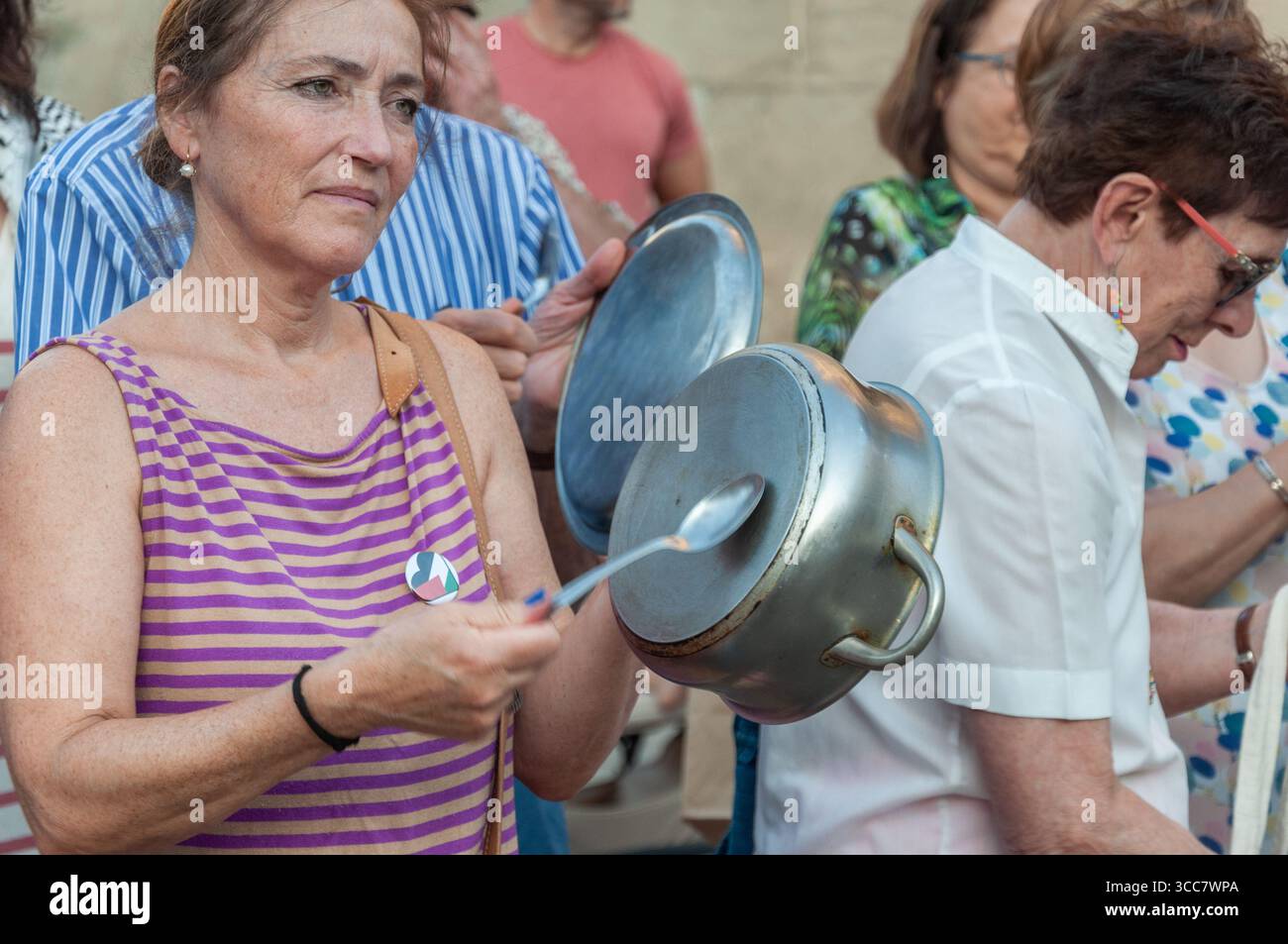 Logrono, la Rioja, SPAGNA. 1° gennaio 2000. I residenti di Logroño partecipano a una protesta notturna, usando pentole, padelle e utensili da cucina per mostrare il loro sostegno al popolo palestinese. I manifestanti si riuniscono nelle strade della città a la Rioja, facendo rumore come forma di protesta. Foto di MARIO MARTIJA) crediti: Mario Martija/Alamy Live News Foto Stock