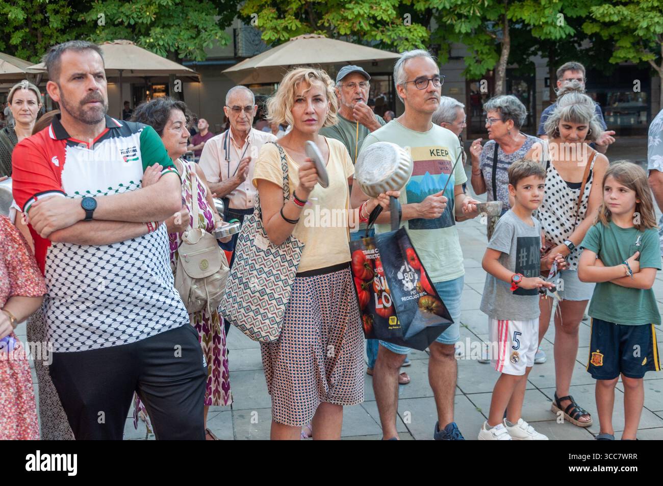 Logrono, la Rioja, SPAGNA. 1° gennaio 2000. I residenti di Logroño partecipano a una protesta notturna, usando pentole, padelle e utensili da cucina per mostrare il loro sostegno al popolo palestinese. I manifestanti si riuniscono nelle strade della città a la Rioja, facendo rumore come forma di protesta. Foto di MARIO MARTIJA) crediti: Mario Martija/Alamy Live News Foto Stock