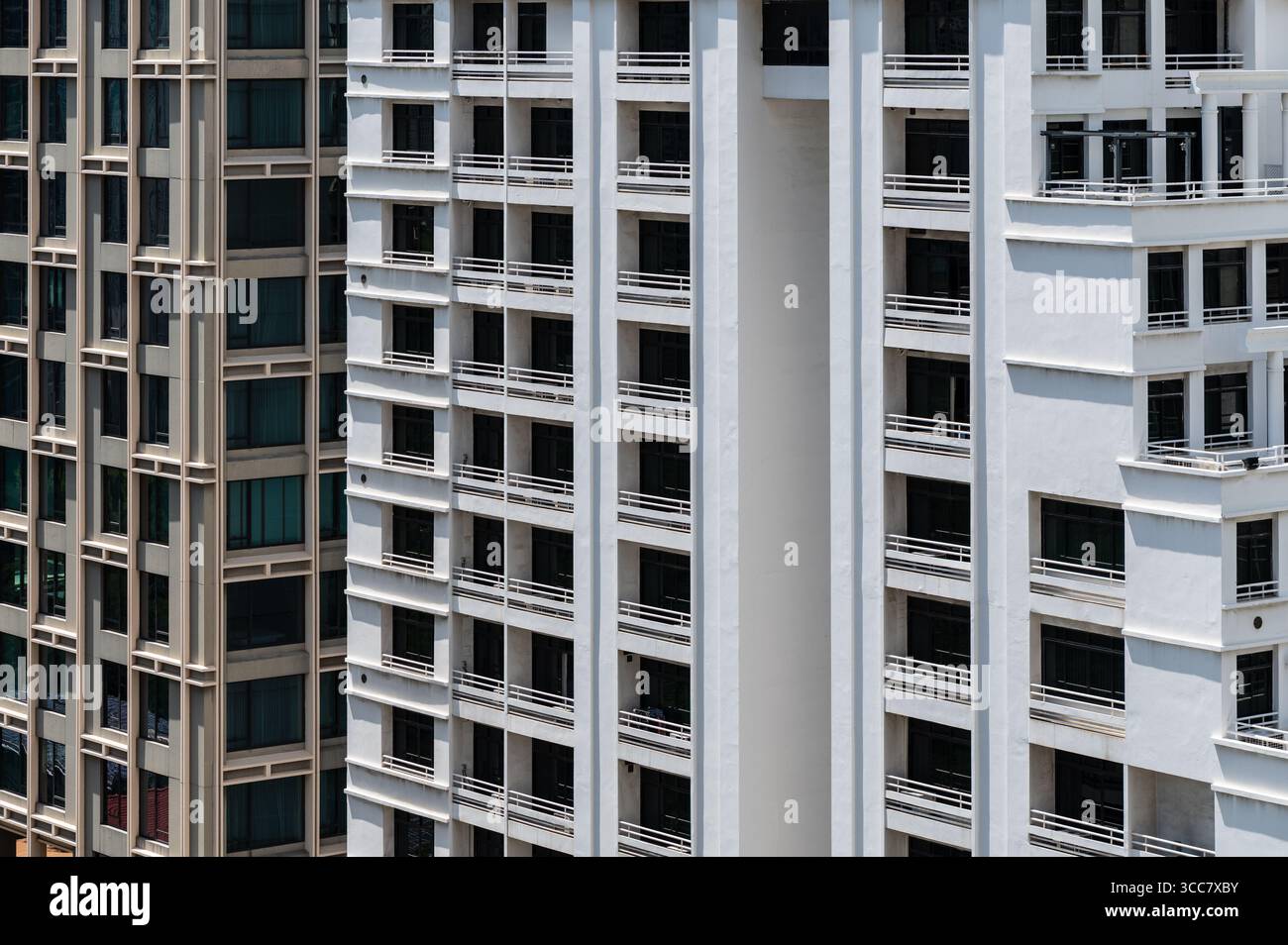 Dettaglio delle finestre in un edificio di appartamenti Foto Stock