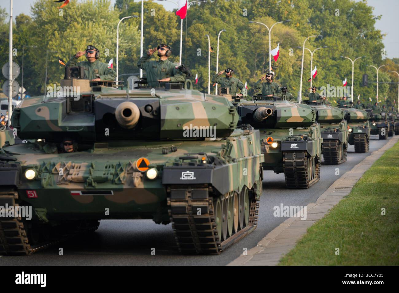 Varsavia, Polonia. 10 agosto 2025. I carri armati Leopared 2PL sono stati avvistati la mattina presto a Varsavia, in Polonia, il 10 agosto 2025. Le prove si svolgono a Varsavia per la prossima parata militare annuale. (Foto di Jaap Arriens/Sipa USA) credito: SIPA USA/Alamy Live News Foto Stock