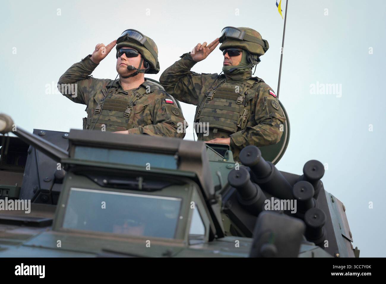 Varsavia, Polonia. 10 agosto 2025. I veicoli militari sono visti la mattina presto a Varsavia, in Polonia, il 10 agosto 2025. Le prove si svolgono a Varsavia per la prossima parata militare annuale. (Foto di Jaap Arriens/Sipa USA) credito: SIPA USA/Alamy Live News Foto Stock