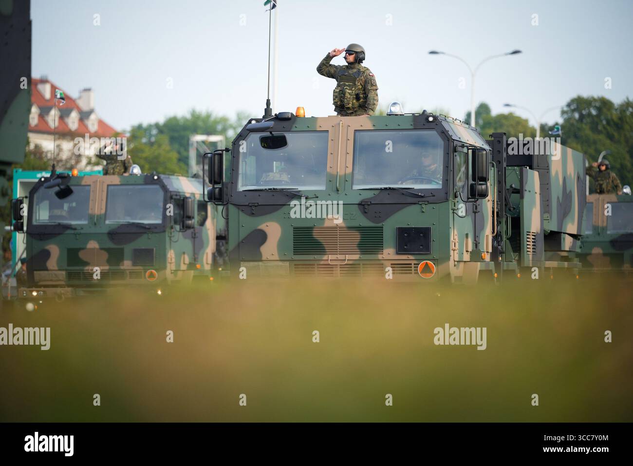 Varsavia, Polonia. 10 agosto 2025. I veicoli militari sono visti la mattina presto a Varsavia, in Polonia, il 10 agosto 2025. Le prove si svolgono a Varsavia per la prossima parata militare annuale. (Foto di Jaap Arriens/Sipa USA) credito: SIPA USA/Alamy Live News Foto Stock