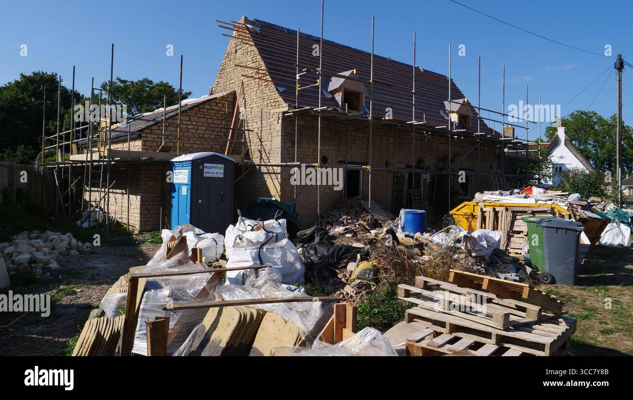 Un vecchio cottage a Glinton, Cambridgeshire, è sottoposto a estesi lavori di ristrutturazione. Foto Stock