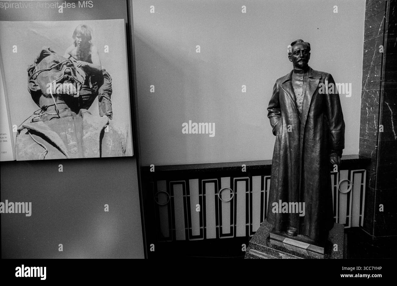 Stasi - Museum Deutschland, Berlin, 15.06.1992, Forschungs - und Gedenkstätte in der Normannenstraße, Stasi - Museum, Statue Feliks Dzierzynski, Â *** Stasi Museum Germany, Berlin, 15 06 1992, Research and Memorial Site in Normannenstraße, Stasi Museum, Stasi Museum, Statua di Feliks Dzierzynski, Â Foto Stock
