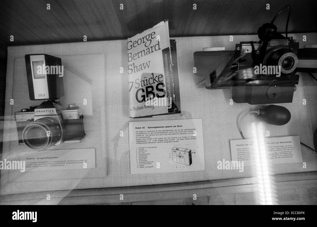 Stasi - Museum Deutschland, Berlin, 15.06.1992, Forschungs - und Gedenkstätte in der Normannenstraße, Stasi - Museum, Fotoapparate, Â *** Museo Stasi Germania, Berlino, 15 06 1992, sito di ricerca e memoriale a Normannenstraße, Museo Stasi, telecamere, Â Foto Stock