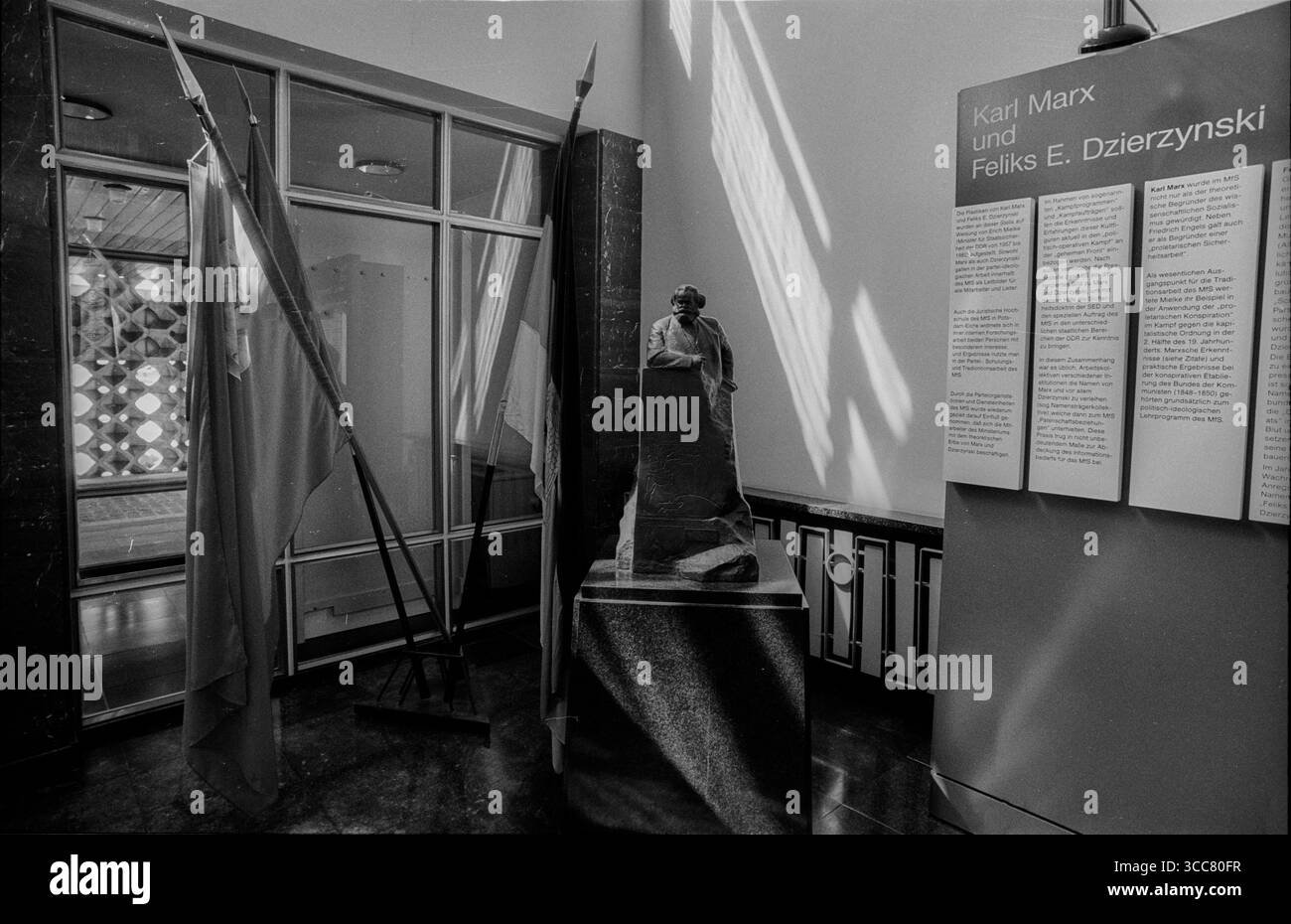 Stasi - Museum Deutschland, Berlin, 15.06.1992, Forschungs - und Gedenkstätte in der Normannenstraße, Stasi - Museum, Eingang, Karl Marx Büste, Â *** Museo Stasi Germania, Berlino, 15 06 1992, sito di ricerca e memoriale a Normannenstraße, Museo Stasi, ingresso, busto Karl Marx, Â Foto Stock