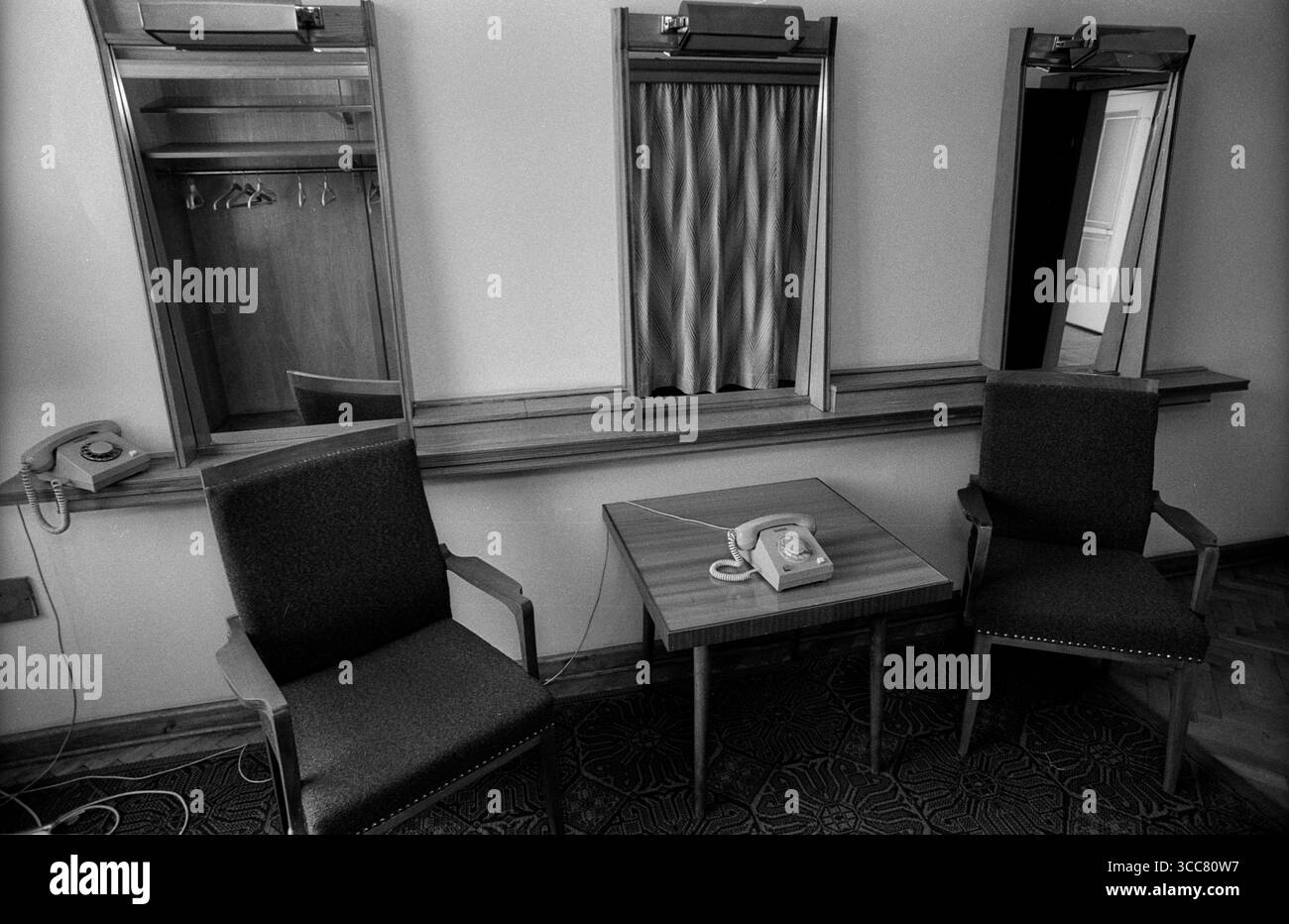 Stasi - Museum Deutschland, Berlin, 15.06.1992, Forschungs - und Gedenkstätte in der Normannenstraße, Stasi - Museum, Telefone, Garderobe, Â *** Museo Stasi Germania, Berlino, 15 06 1992, sito di ricerca e memoriale a Normannenstraße, Museo Stasi, telefoni, scacchi, Â Foto Stock