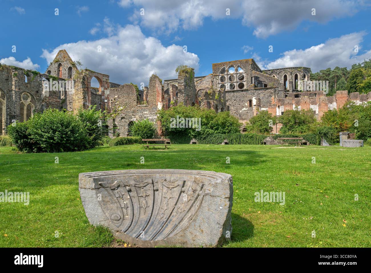 Rovine dell'Abbaye de Villers del XIII secolo, ex abbazia cistercense nella città di Villers-la-Ville, Brabante Vallone, Belgio Foto Stock