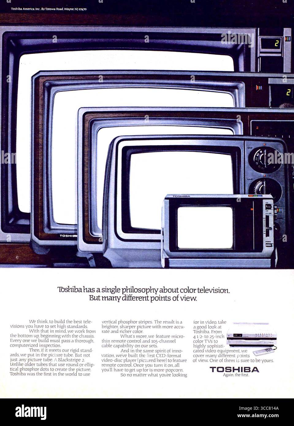 1982 televisori a colori Toshiba, con una gamma di televisori CRT (Cathode Ray Tube) di diverse dimensioni. Foto Stock