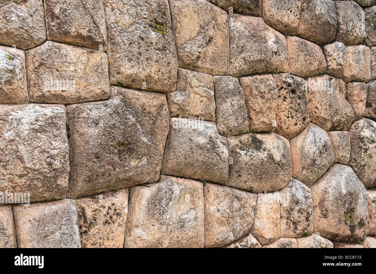 Una vista dettagliata delle pietre perfettamente adattate che formano un'antica parete inca nel sito archeologico di Chinchero, in Perù. Foto Stock