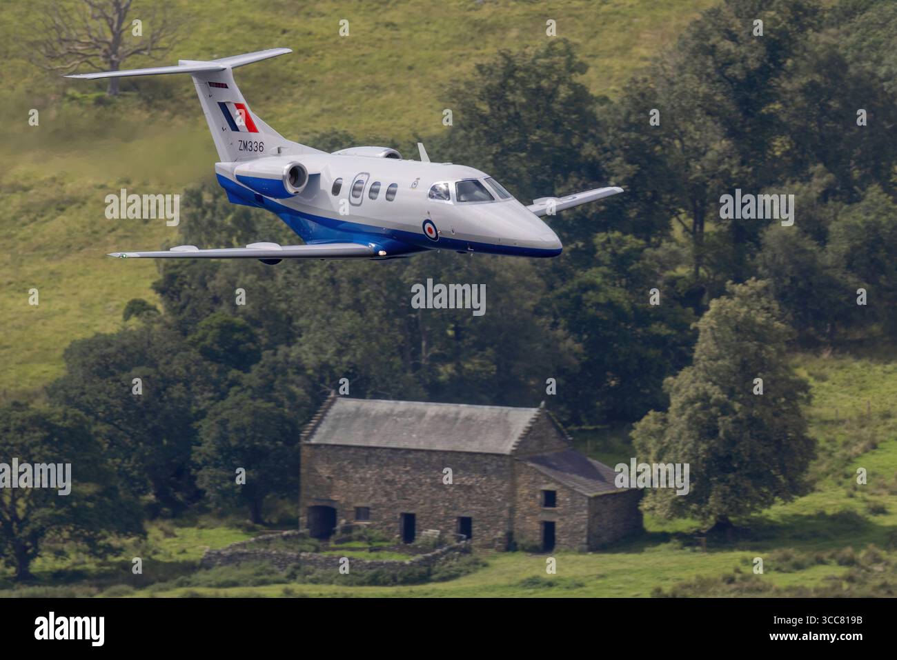 Jet aziendale Embraer Phenom 100 in volo, ufficialmente designato EMB-500, un aereo privato ed esecutivo bimotore compatto. Foto Stock
