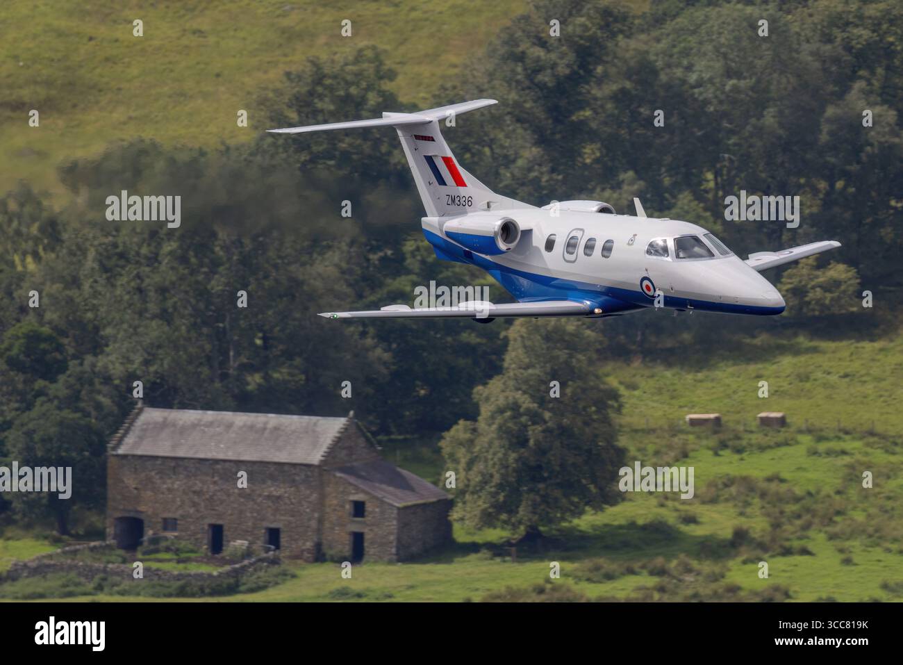Jet aziendale Embraer Phenom 100 in volo, ufficialmente designato EMB-500, un aereo privato ed esecutivo bimotore compatto. Foto Stock