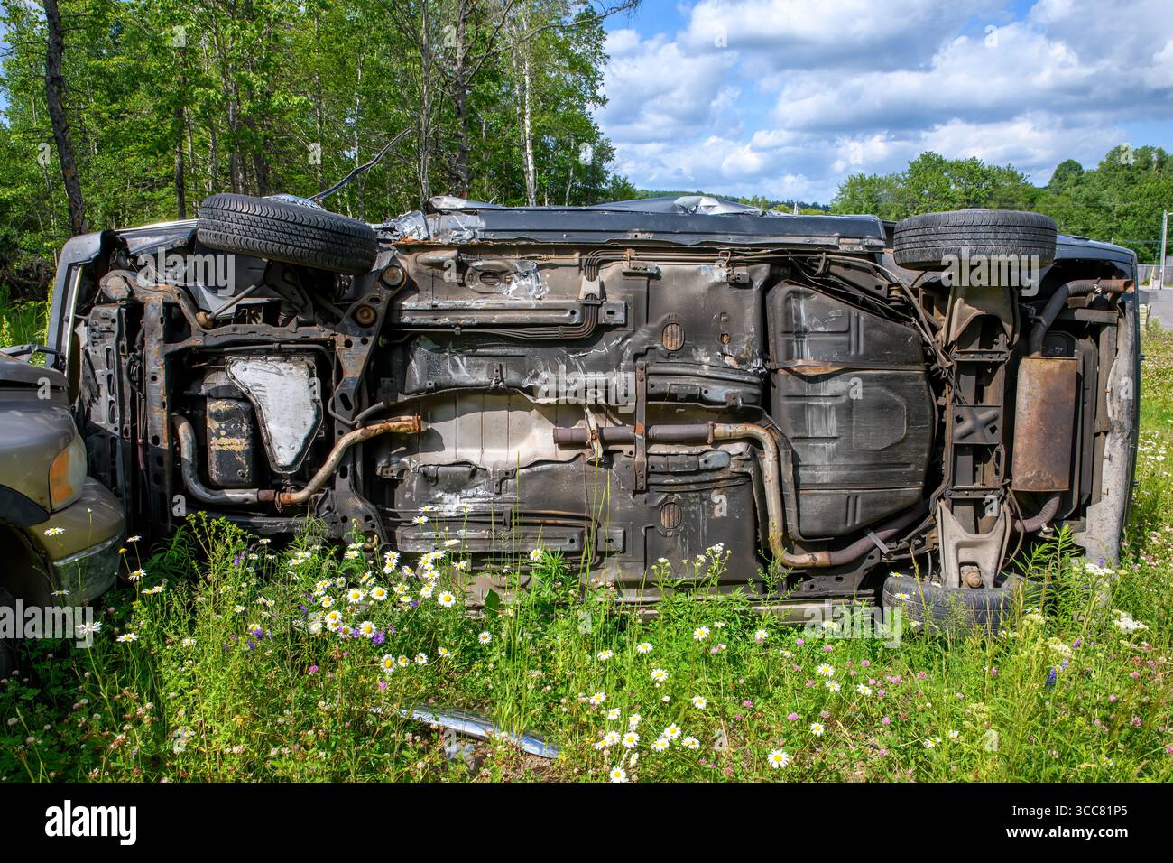 Un incidente d'auto non identificato da un lato in un campo. Marca e modello sconosciuti perché non ci sono contrassegni. Foto Stock