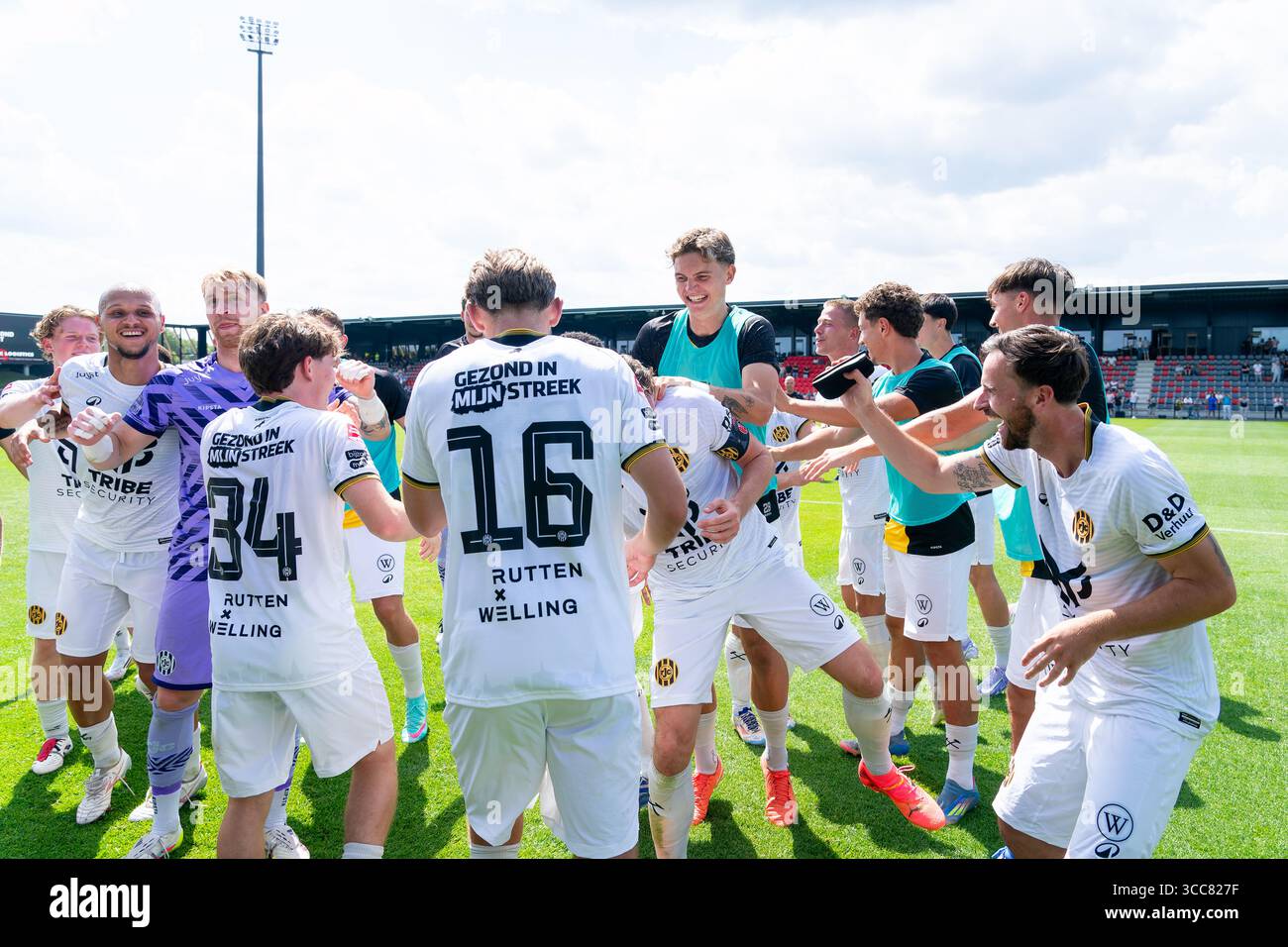 HELMOND, PAESI BASSI - 10 AGOSTO: Justin Treichel di Roda JC, Marco Tol di Roda JC, Joshua Nisbet di Roda JC, Joey Muller di Roda JC, Anthony van den Hurk di Roda JC, Joshua Schwirten di Roda JC, Michael Breij di Roda JC, Tim Kother di Roda JC, Jay Kruiver di Roda JC, Iman Griffith di Roda JC, Jack Cooper-Love di Roda JC, Ryan Leijten di Roda JC, Ben Zich di Roda JC, Jordy Steins di Roda JC, Reda El Meliani di Roda JC, Jonathan Roland Foss di Roda JC celebr Foto Stock