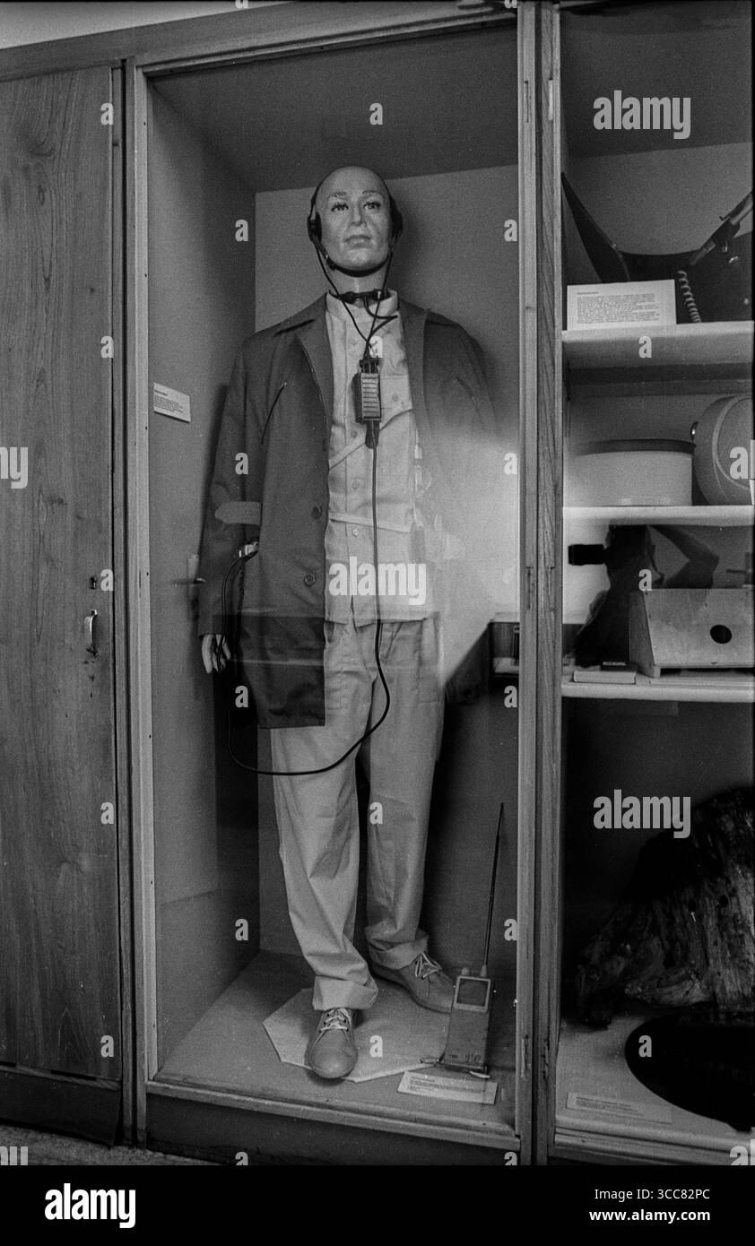 Stasi - Museum Deutschland, Berlin, 15.06.1992, Forschungs - und Gedenkstätte in der Normannenstraße, Stasi - Museum, Stasimann, Â *** Museo Stasi Germania, Berlino, 15 06 1992, sito di ricerca e memoriale a Normannenstraße, Museo Stasi , Stasi man, Â Foto Stock