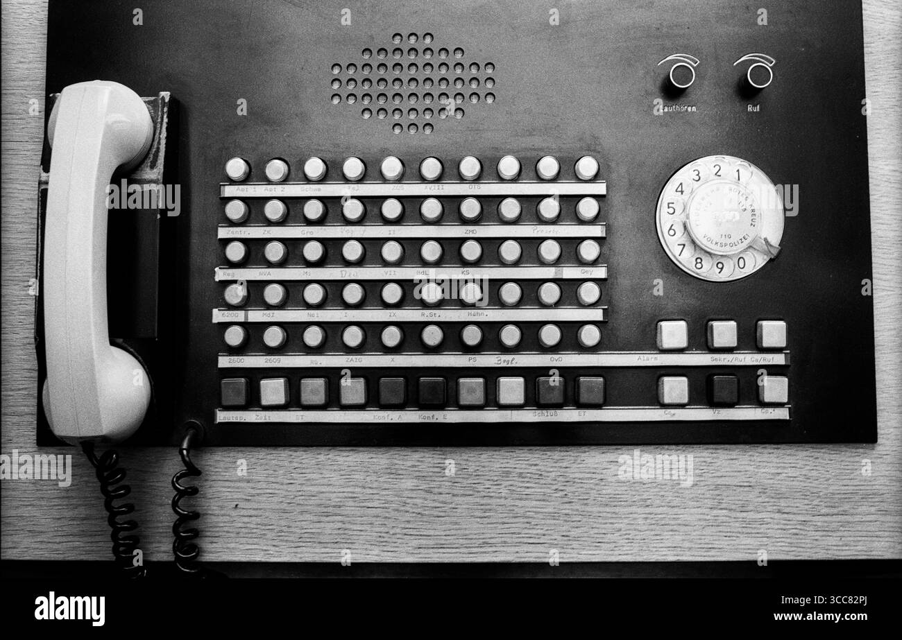 Stasi - Museum Deutschland, Berlin, 15.06.1992, Forschungs - und Gedenkstätte in der Normannenstraße, Stasi - Museum, Telefon, Wählscheibe, Telefonknöpfe ..., Â *** Museo della Stasi Germania, Berlino, 15 06 1992, sito di ricerca e memoriale a Normannenstraße, Museo della Stasi , telefono, linea telefonica, pulsanti telefonici , Â Foto Stock