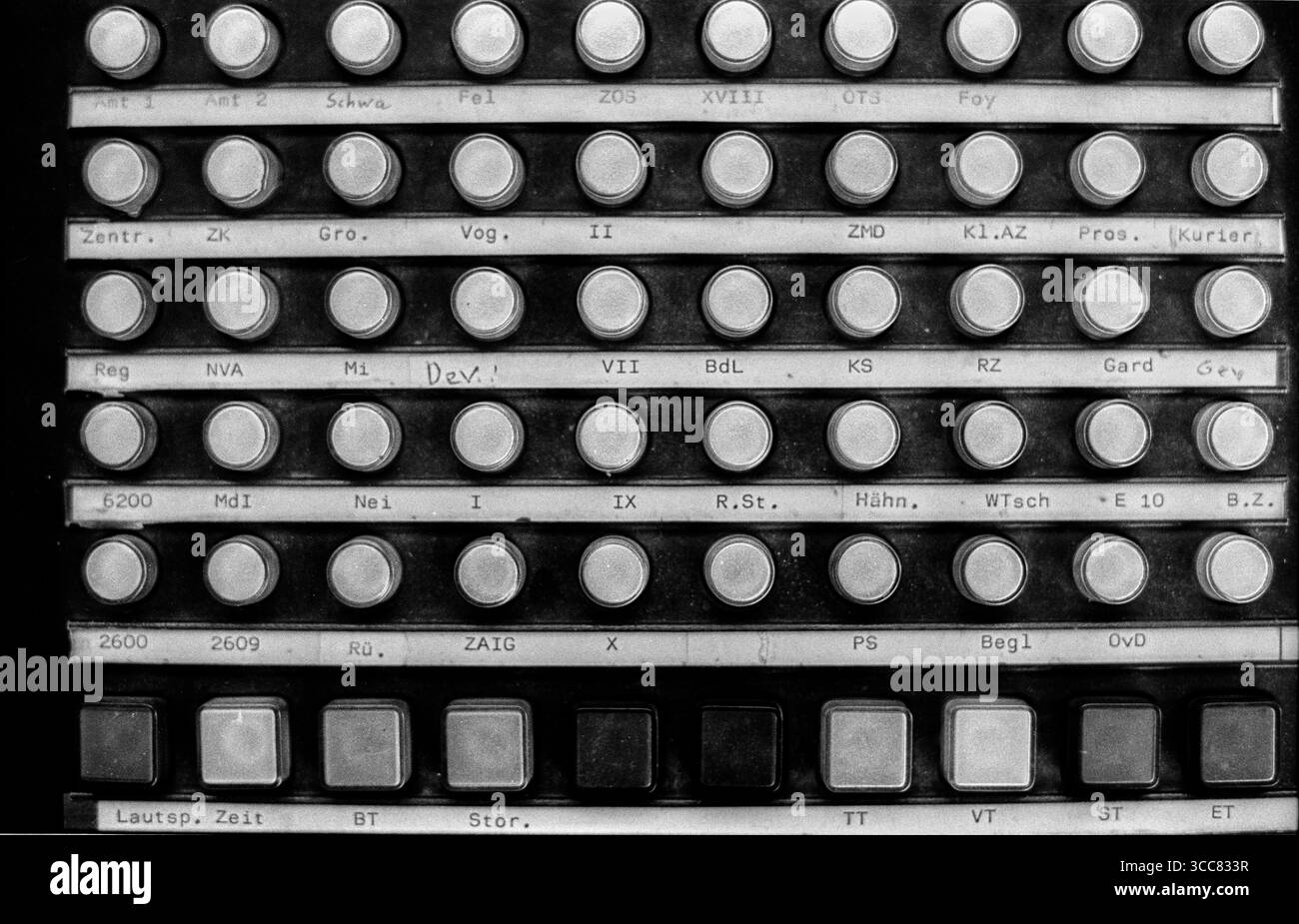 Stasi - Museum Deutschland, Berlin, 15.06.1992, Forschungs - und Gedenkstätte in der Normannenstraße, Stasi - Museum, Â ..., Telefonknöpfe *** Stasi Museum Germany, Berlin, 15 06 1992, sito di ricerca e memoriale a Normannenstraße, Museo Stasi , pulsanti telefonici , Â Foto Stock