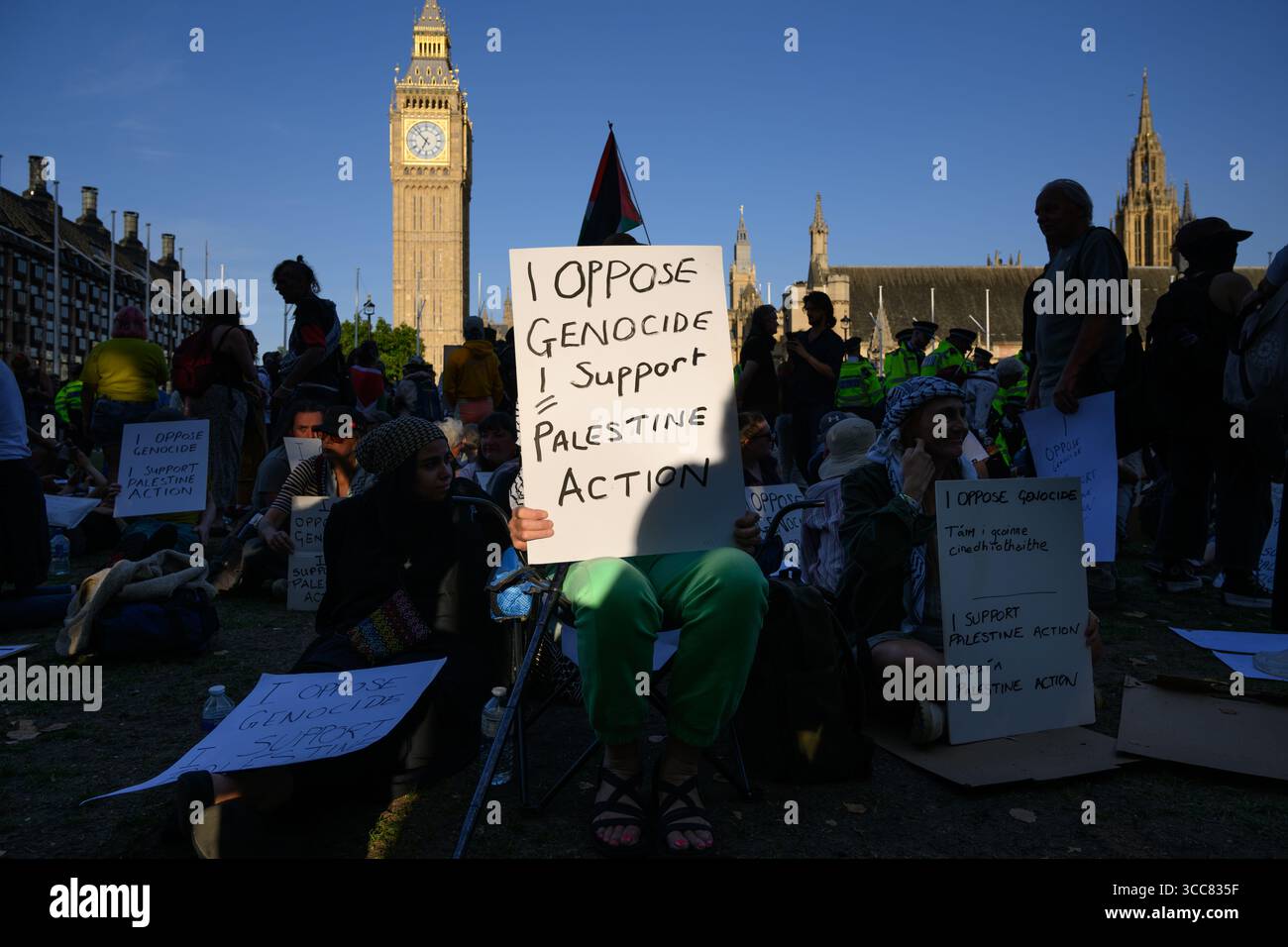 Londra, Regno Unito. 10 agosto 2025. 2025-08-9: I sostenitori della proscritta azione Palestina si uniscono oggi alla protesta "revoca il divieto” in Parliament Square, Westminster. Il gruppo è stato recentemente designato organizzazione terroristica dal governo. La polizia metropolitana ha dichiarato che chiunque dimostri sostegno all'azione palestinese rischia di essere arrestato. Crediti: Justin Griffiths-Williams/Alamy Live News Foto Stock