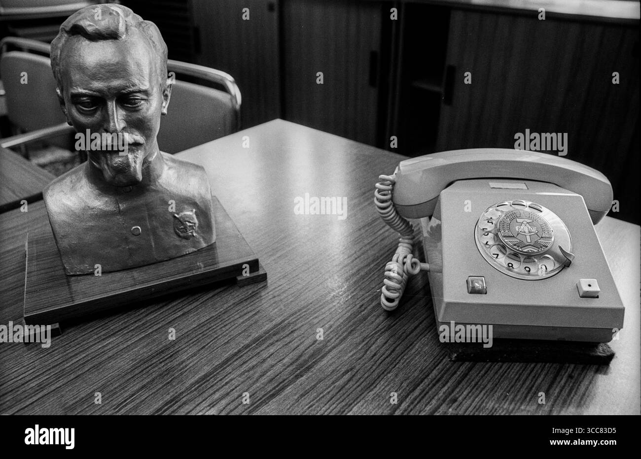 Stasi - Museum Deutschland, Berlin, 15.06.1992, Forschungs - und Gedenkstätte in der Normannenstraße, Stasi - Museum, Büste Feliks Dzierzynski, Telefon, Â *** Stasi Museum Germany, Berlin, 15 06 1992, Research and Memorial Site in Normannenstraße, Stasi Museum, Bust Feliks Dzierzynski, Telephone, Â Foto Stock