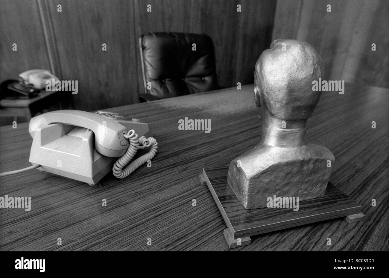 Stasi - Museum Deutschland, Berlin, 15.06.1992, Forschungs - und Gedenkstätte in der Normannenstraße, Stasi - Museum, Büste Feliks Dzierzynski, Telefon, Â *** Stasi Museum Germany, Berlin, 15 06 1992, Research and Memorial Site in Normannenstraße, Stasi Museum, Bust Feliks Dzierzynski, Telephone, Â Foto Stock