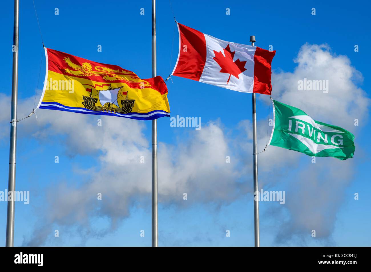 Saint John, NB, Canada - 15 febbraio 2025: Una bandiera del New Brunswick, una bandiera canadese e una bandiera Irving battono fianco a fianco. Foto Stock