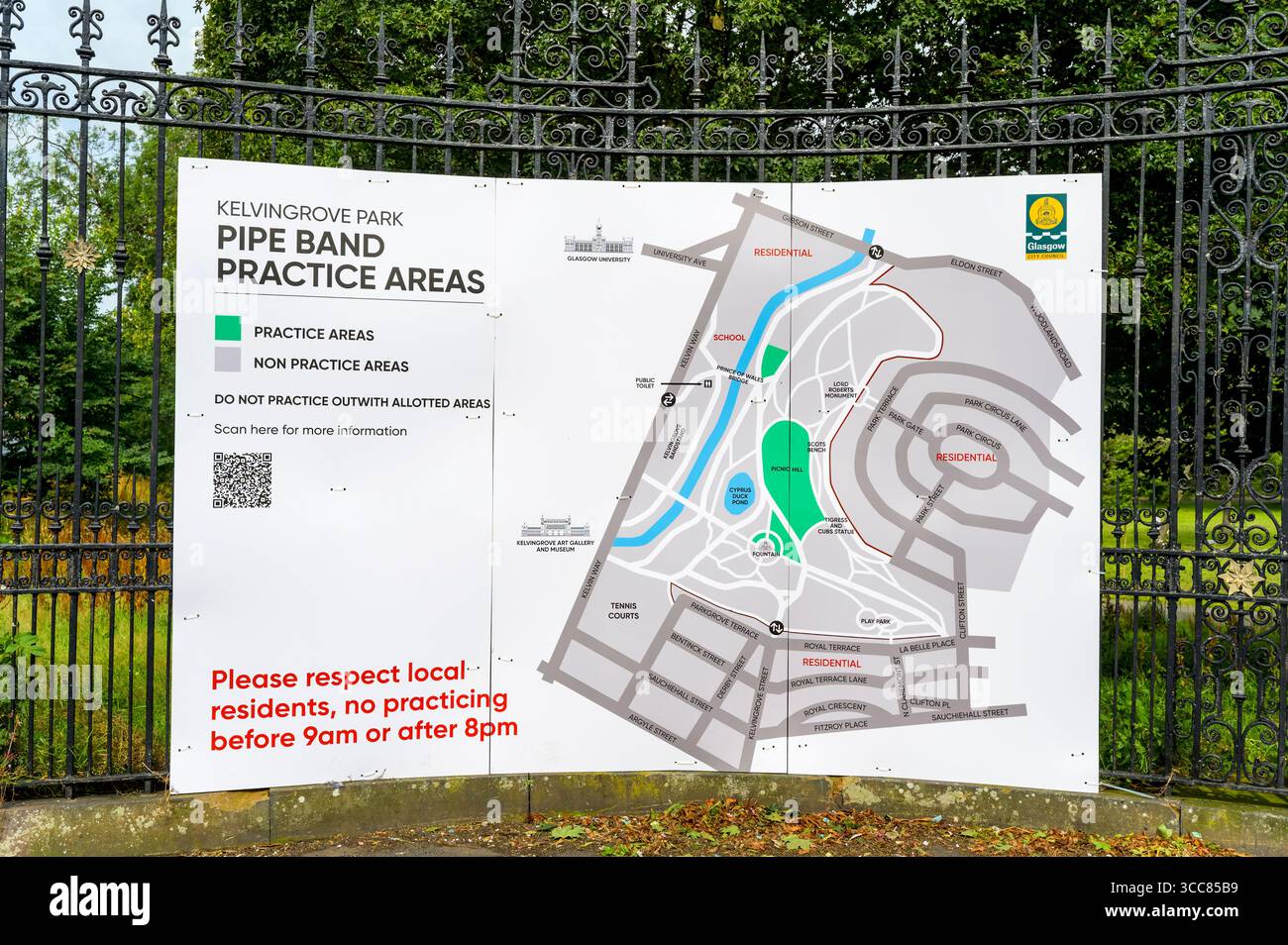 Cartelli che informano le fasce elastiche delle aree di pratica e le restrizioni temporali a Kelvingrove Park, Scozia, Regno Unito Foto Stock