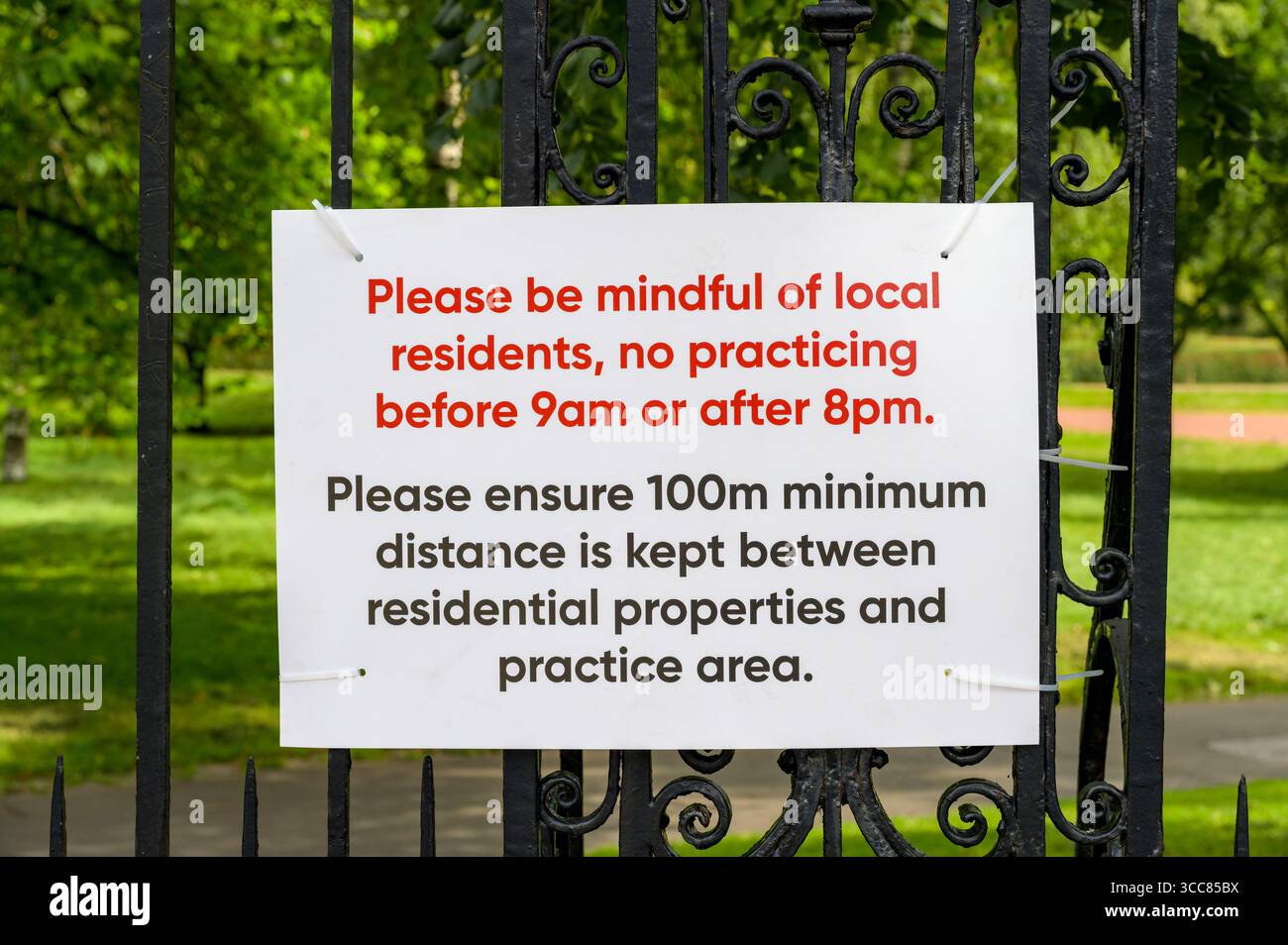 Cartelli che informano le fasce elastiche delle aree di pratica e le restrizioni temporali a Kelvingrove Park, Scozia, Regno Unito Foto Stock