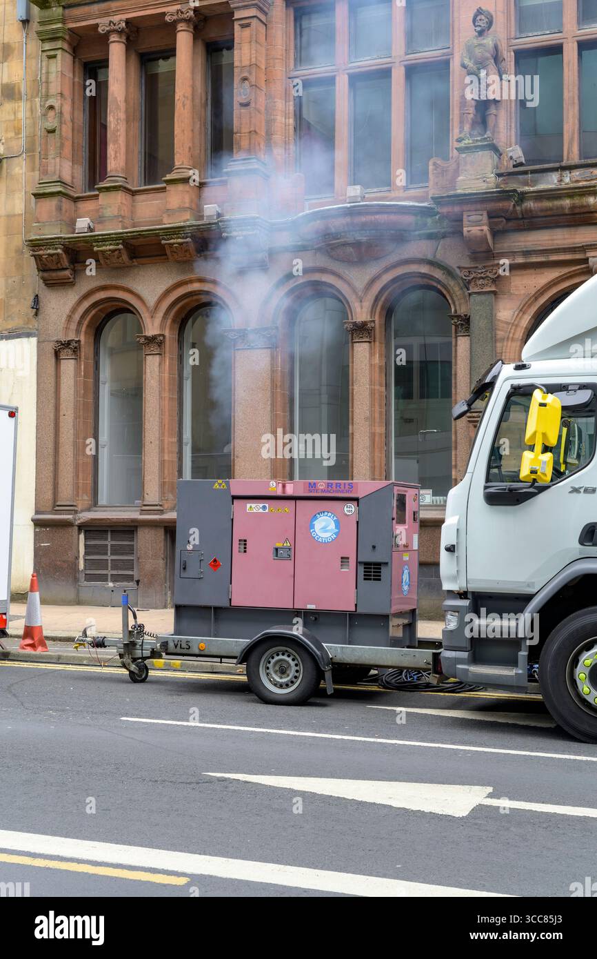 Fumo che spendeva da un generatore diesel utilizzato durante le riprese del film Spiderman nel centro di Glasgow, Scozia, Regno Unito Foto Stock