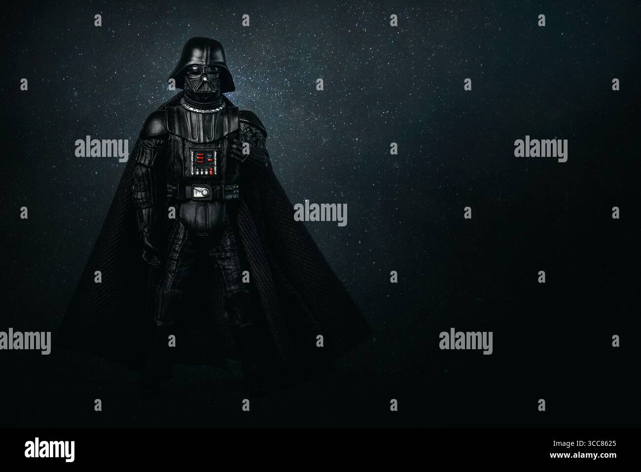 Personaggio della saga cinematografica di Star Wars Darth Vader e spazio per testo su sfondo scuro. Editoriale illustrativo Foto Stock