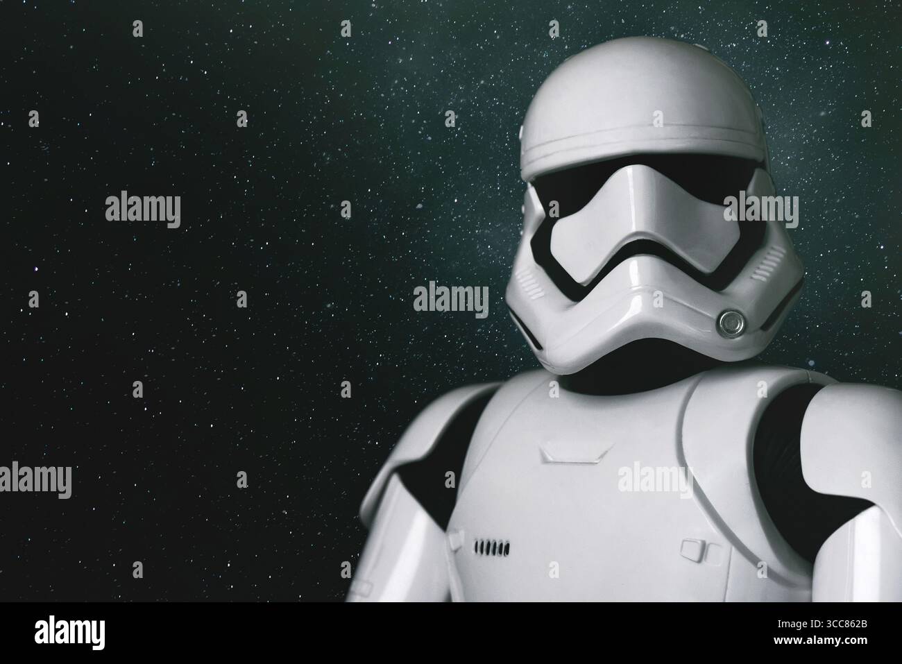 Primo piano di Star Wars, personaggio di primo ordine Stormtrooper della saga del film di Star Wars e spazio per testo su sfondo scuro. Illustrazioni Foto Stock