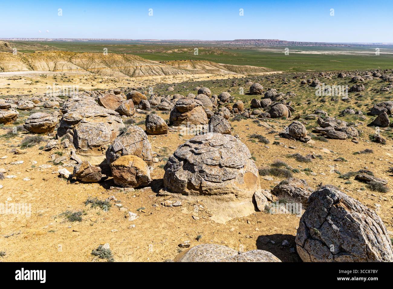 Palle di pietra nella valle di Torysh, Mangystau, Kazakistan occidentale. Concrezioni minerali di oggetti marini milioni di anni fa. Foto Stock