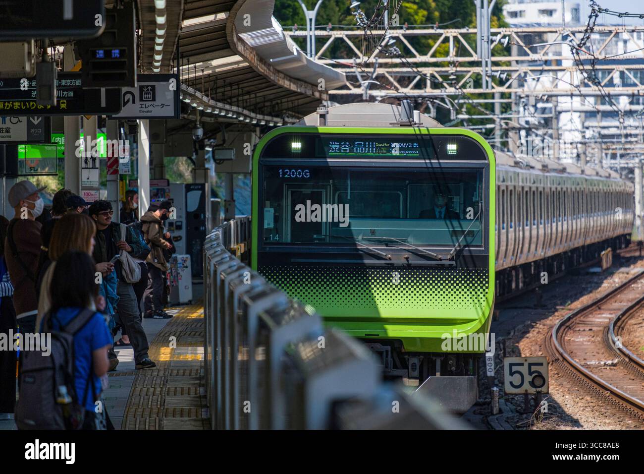 Linea Yamanote serie E235, treno per pendolari a più unità elettriche CC che arriva alla stazione di Harajuku, Jingumae, Shibuya City, Tokyo, Kantō, Honshu, Giappone Foto Stock