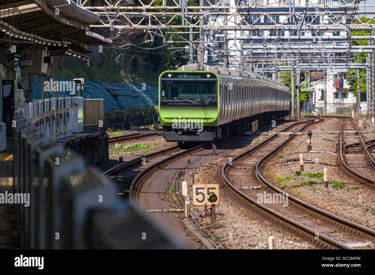 Linea Yamanote serie E235, treno per pendolari a più unità elettriche CC che arriva alla stazione di Harajuku, Jingumae, Shibuya City, Tokyo, Kantō, Honshu, Giappone Foto Stock