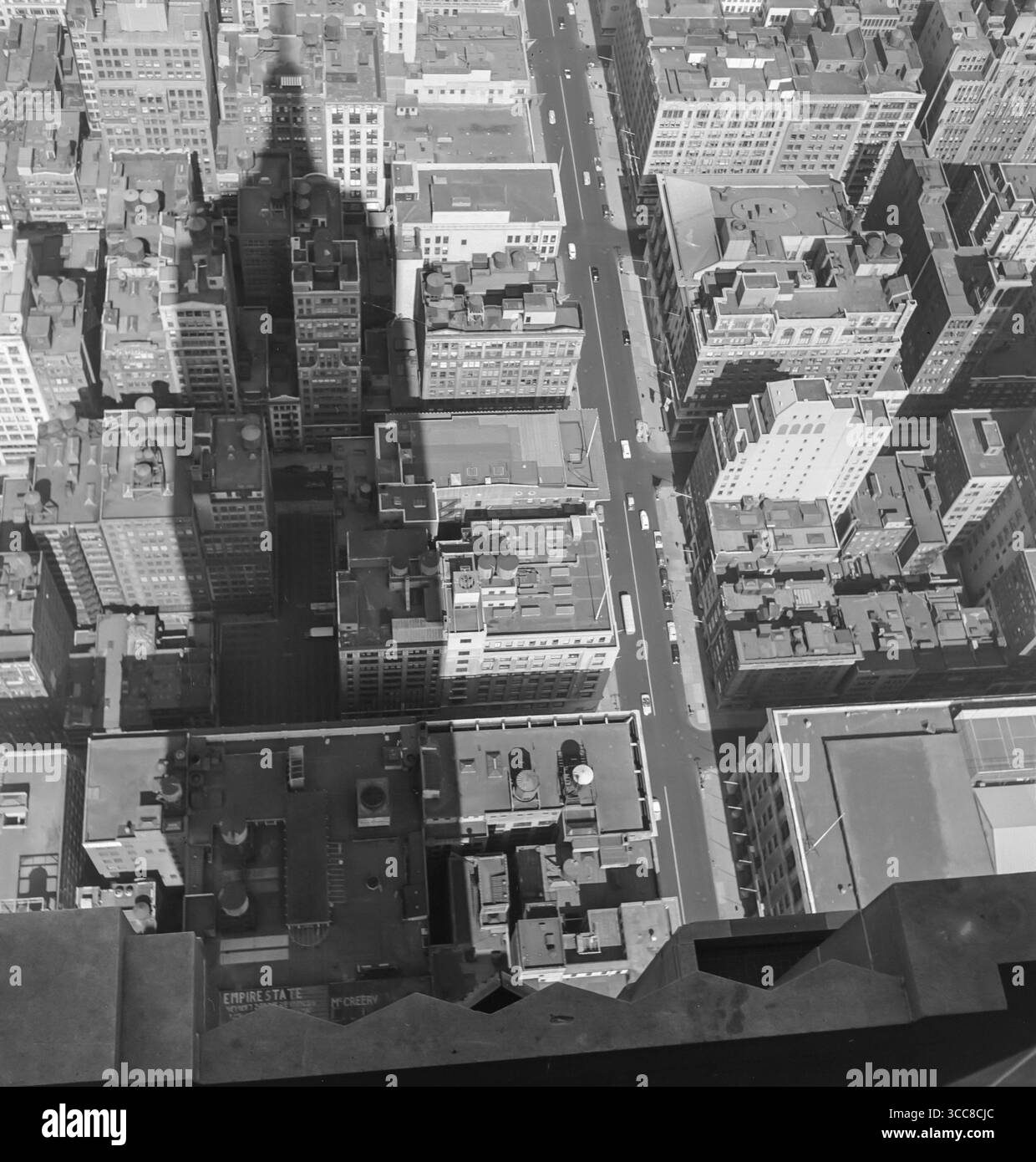 Fotografia vintage in bianco e nero del 1952 che guarda in basso a Manhattan a New York dalla cima dell'Empire State Building. L'ombra dell'Empire State Building dai tetti. Foto Stock