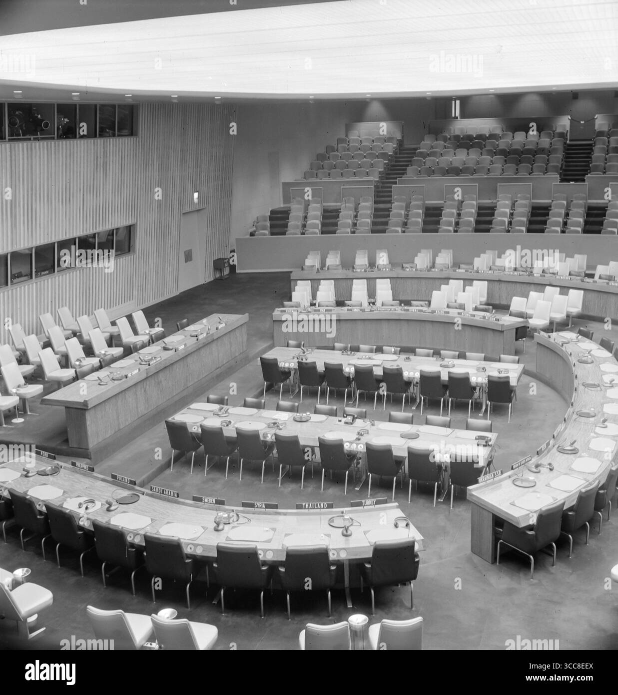 Fotografia vintage del 1952 in bianco e nero che mostra l'interno dell'edificio delle Nazioni Unite a New York. Foto Stock