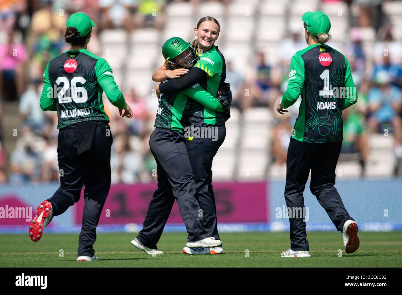 Southampton, Regno Unito, 10 agosto 2025. Tilly Corteen-Coleman e Rhianna Southby dei Southern Brave si abbracciano mentre celebrano il wicket di Emma Lamb durante il Women's the Hundred match tra Southern Brave e Birmingham Phoenix all'Utilita Bowl. Crediti: Dave Vokes/Alamy Live News Foto Stock